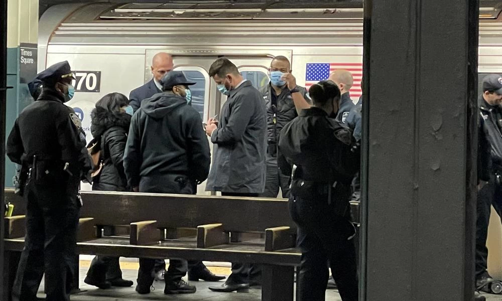 Φρίκη στο μετρό της Νέας Υόρκης: Την έσπρωξε στο τρένο και διαμελίστηκε